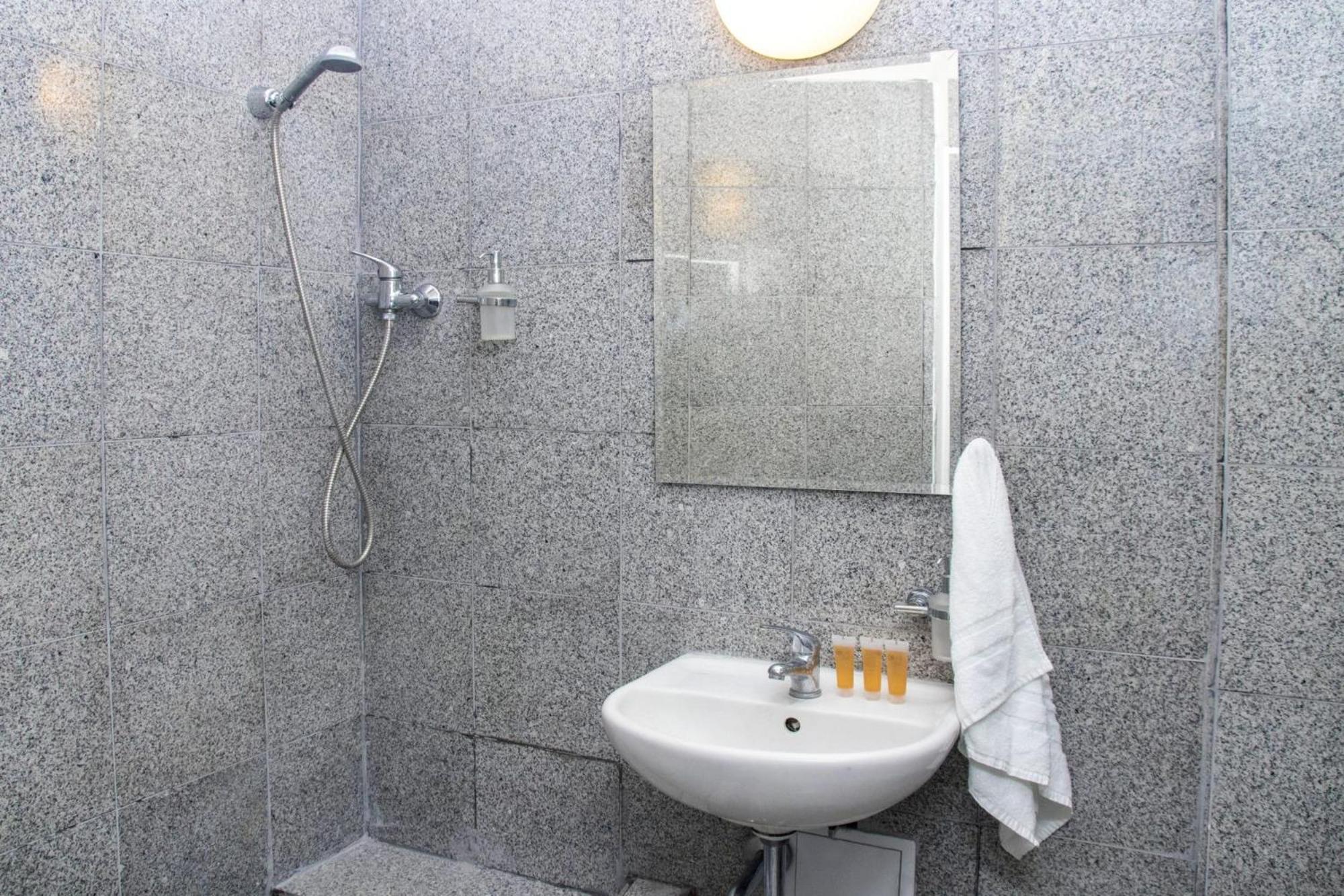 Small Apartment In Downtown For Groups Prague Exterior photo